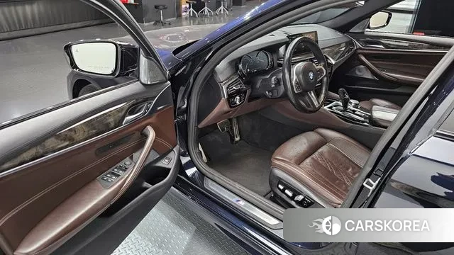 BMW 5 Series (G30) 2018 Черный из Кореи, фото 2