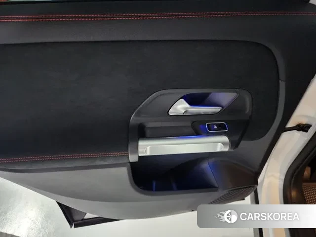 Mercedes-Benz GLB-Class X247 2024 Белый из Кореи, фото 2