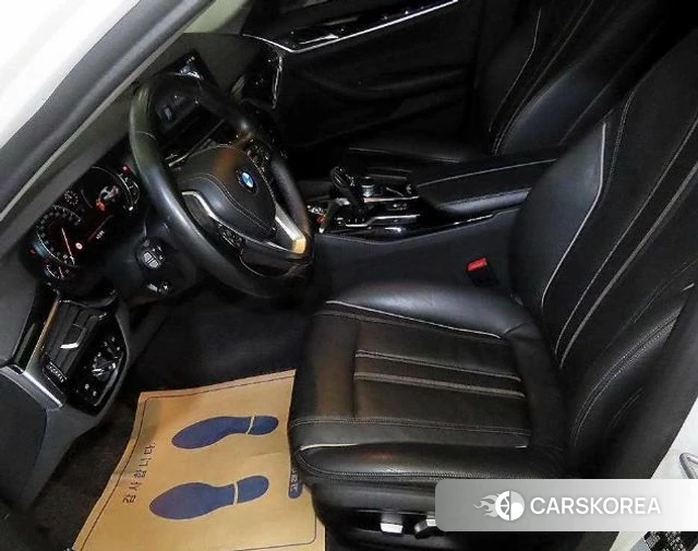 BMW 5 Series (G30) 2018 Белый из Кореи, фото 2