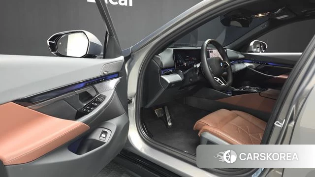 BMW 5 Series (G60) 2025 Серый из Кореи, фото 2