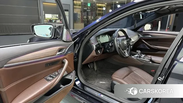 BMW 5 Series (G30) 2018 Черный из Кореи, фото 2