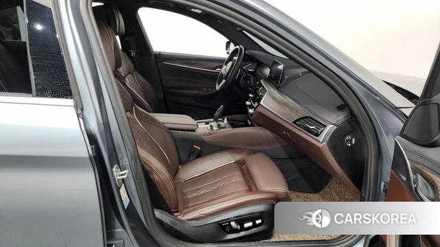 BMW 5 Series (G30) 2019 Серебристо-серый из Кореи, фото 2