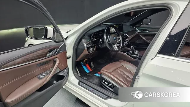 BMW 5 Series (G30) 2021 Белый из Кореи, фото 2