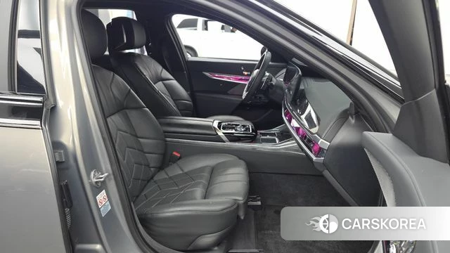 BMW 7 Series (G70) 2022 Черный двухцветный из Кореи, фото 2