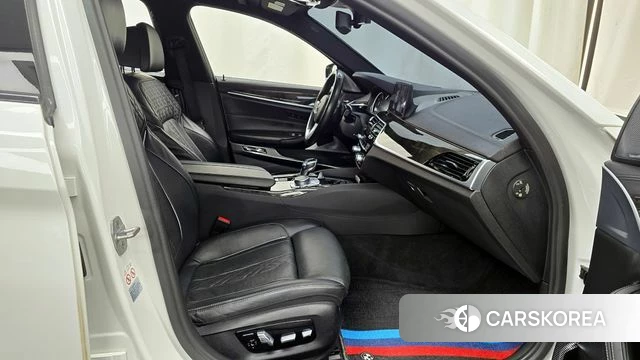 BMW 5 Series (G30) 2018 Белый из Кореи, фото 2
