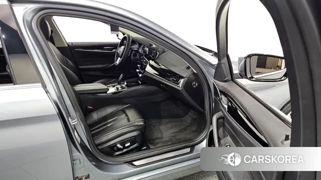 BMW 5 Series (G30) 2018 Цвет галактики из Кореи, фото 2