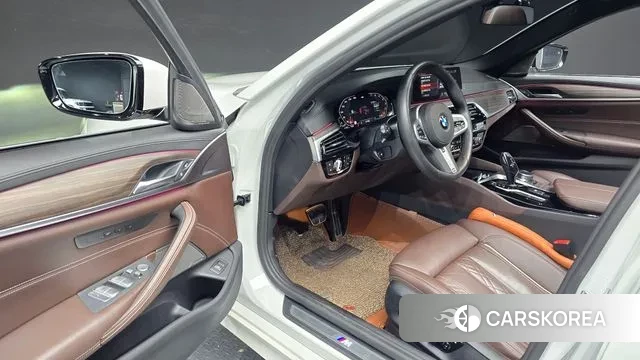 BMW 5 Series (G30) 2020 Белый из Кореи, фото 2