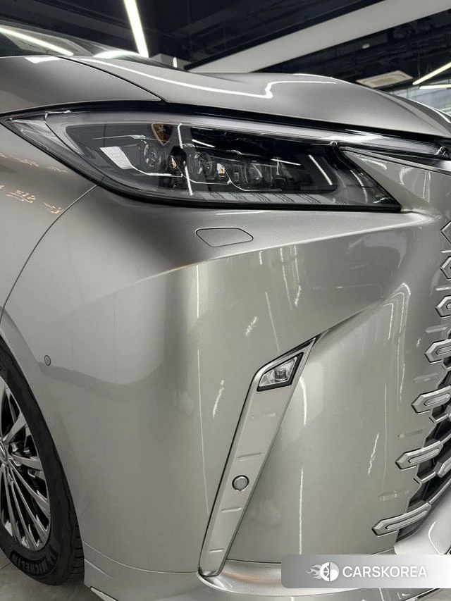 Lexus LM 2025 Серебристо-серый из Китая, фото 2