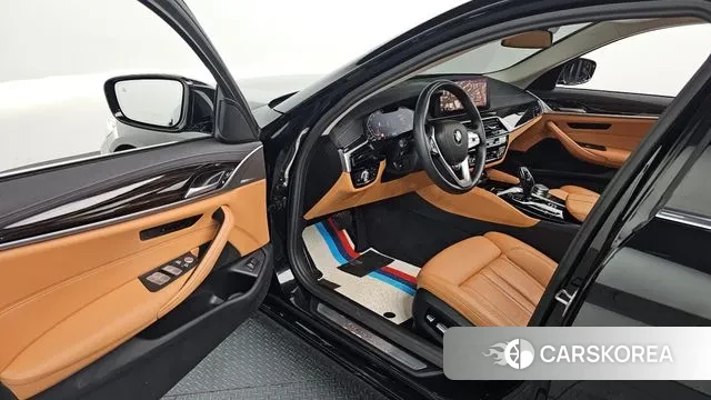 BMW 5 Series (G30) 2022 Черный из Кореи, фото 2