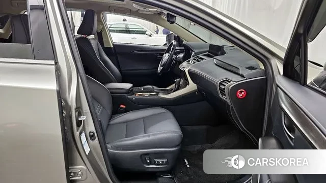 Lexus NX300h 2020 Серебряный из Кореи, фото 2