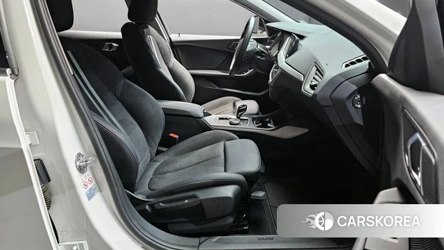 BMW 1 Series (F40) 2021 Белый из Кореи, фото 2