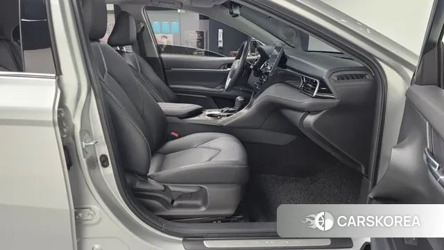 Toyota Camry (XV70) 2021 Серебряный из Кореи, фото 2