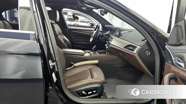 BMW 5 Series (G30) 2018 Черный из Кореи, фото 2