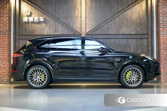 Porsche Cayenne E-Hybrid 2023 Черный из Китая, фото 2