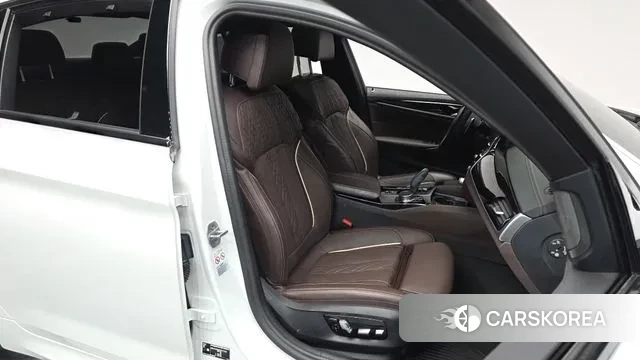 BMW 5 Series (G30) 2023 Белый из Кореи, фото 2