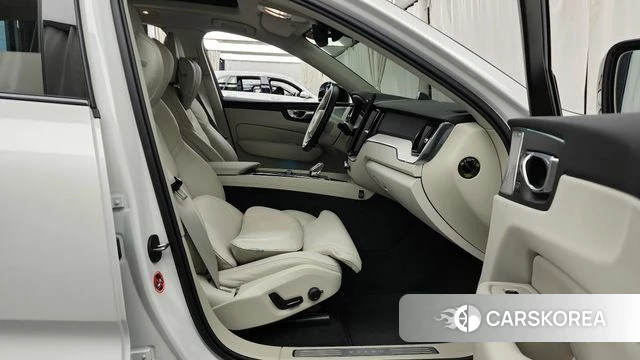 Volvo XC60 second Generation 2025 Белый из Кореи, фото 2