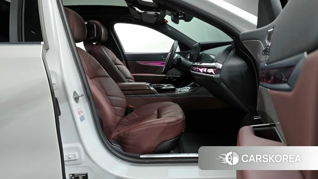 BMW 7 Series (G70) 2023 Белый из Кореи, фото 2