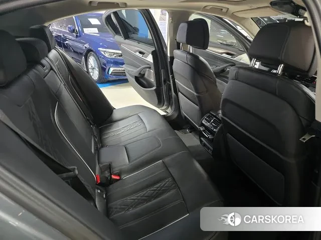 BMW 5 Series (G30) 2023 Серый из Кореи, фото 2