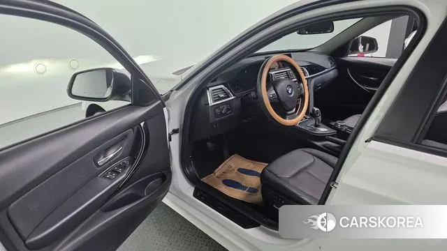 BMW 3 Series (F30) 2018 Белый из Кореи, фото 2