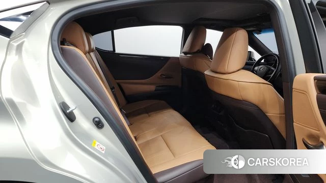 Lexus ES300h 7th generation 2018 Песочный из Кореи, фото 2