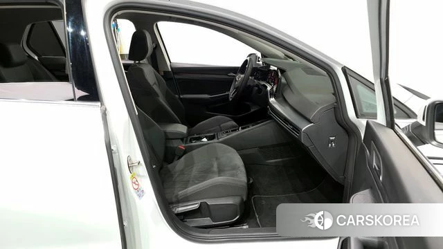 Volkswagen Golf 8th Generation 2022 Белый из Кореи, фото 2