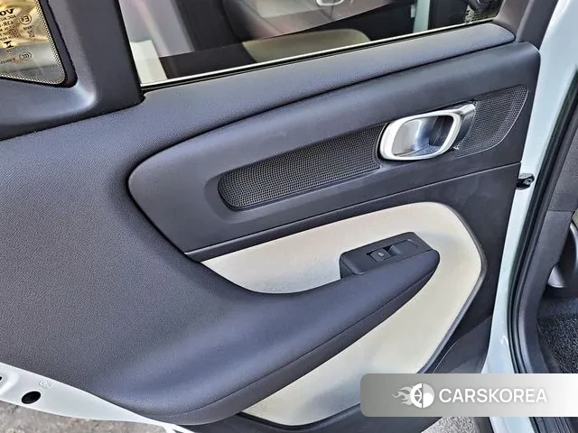 Volvo XC40 2023 Белый из Кореи, фото 2