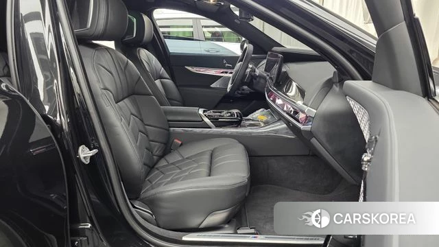 BMW 7 Series (G70) 2026 Черный из Кореи, фото 2