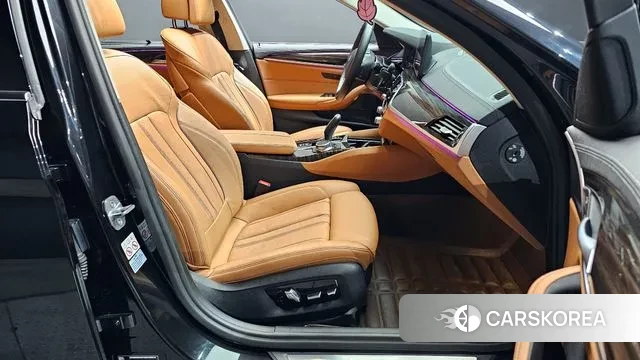 BMW 5 Series (G30) 2022 Черный из Кореи, фото 2