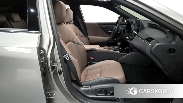 Lexus ES300h 7th generation 2024 Серый из Кореи, фото 2