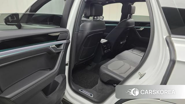 Volkswagen Touareg 3rd generation 2023 Белый из Кореи, фото 2