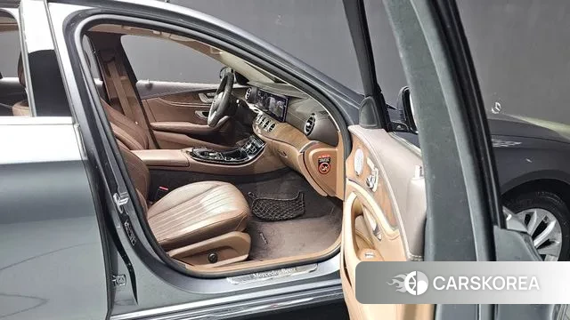 Mercedes-Benz E-Class W213 2018 Серый из Кореи, фото 2