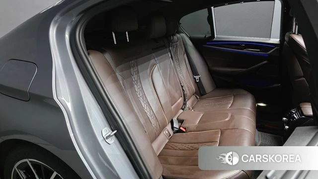 BMW 5 Series (G30) 2023 Серебристо-серый из Кореи, фото 2
