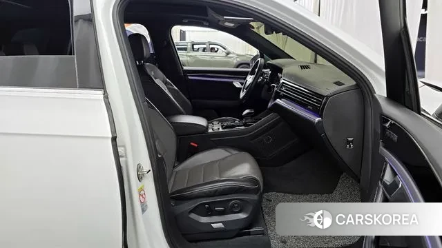 Volkswagen Touareg 3rd generation 2020 Белый из Кореи, фото 2