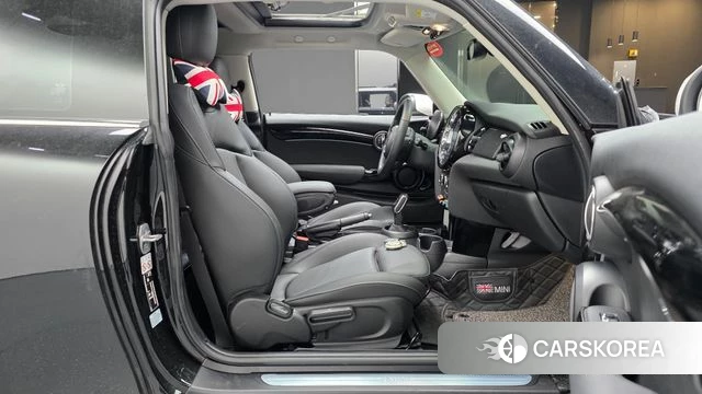 Mini Cooper 2023 Черный из Кореи, фото 2