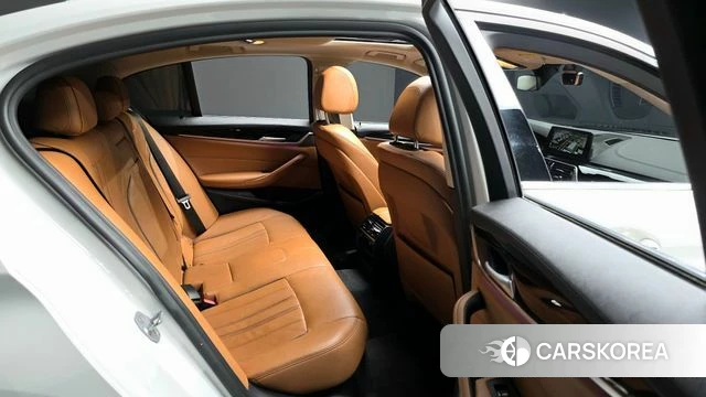 BMW 5 Series (G30) 2018 Белый из Кореи, фото 2