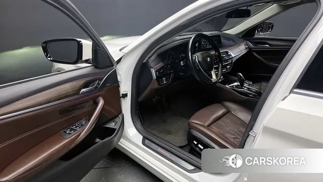 BMW 5 Series (G30) 2018 Белый из Кореи, фото 2