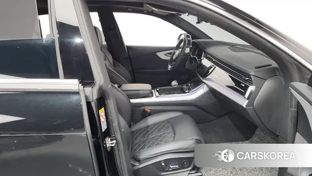 Audi Q8 (4M) 2022 Черный из Кореи, фото 2