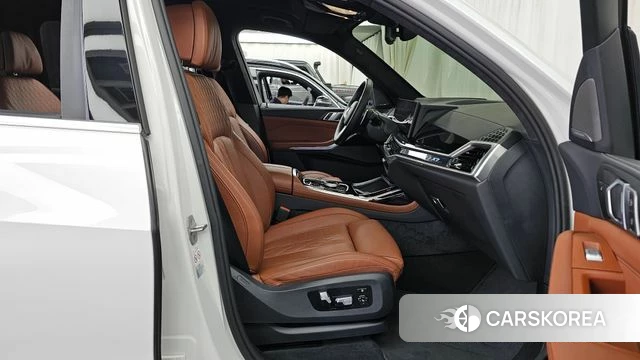 BMW X7 (G07) 2023 Белый из Кореи, фото 2