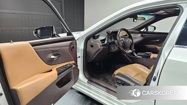 Lexus ES300h 7th generation 2019 Белый из Кореи, фото 2