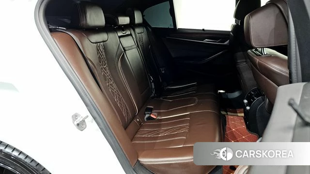 BMW 5 Series (G30) 2018 Белый из Кореи, фото 2