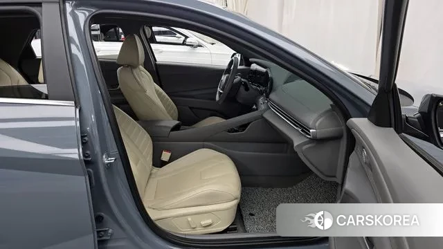 Hyundai Avante Hybrid (CN7) 2022 Светло-серебряный цвет из Кореи, фото 2