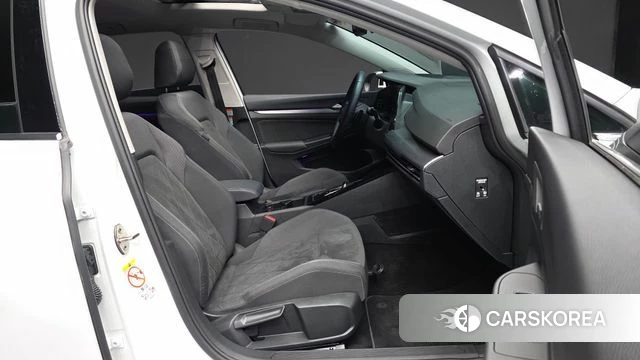 Volkswagen Golf 8th Generation 2023 Белый из Кореи, фото 2