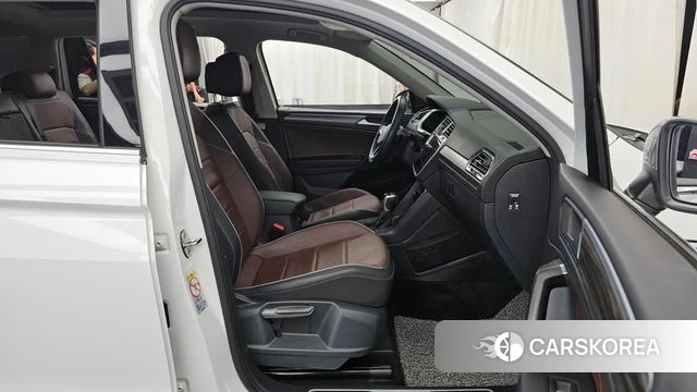 Volkswagen Tiguan Allspace 2023 Белый из Кореи, фото 2