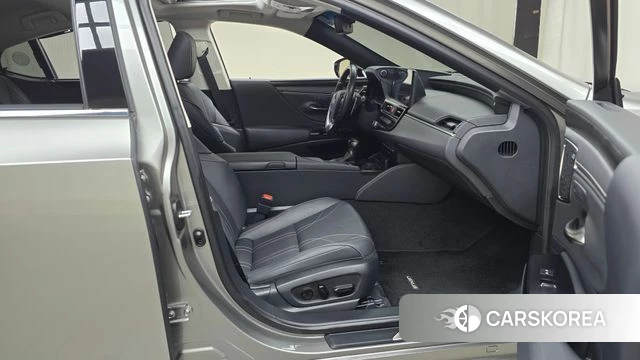 Lexus ES300h 7th generation 2022 Серебристо-серый из Кореи, фото 2