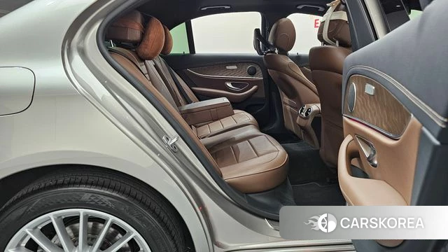 Mercedes-Benz E-Class W213 2023 Серебристо-серый из Кореи, фото 2