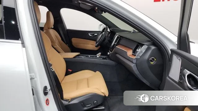 Volvo XC60 second Generation 2025 Белый из Кореи, фото 2