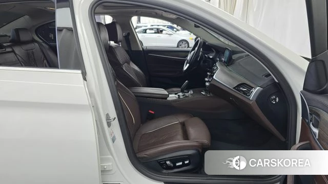 BMW 5 Series (G30) 2019 Белый из Кореи, фото 2