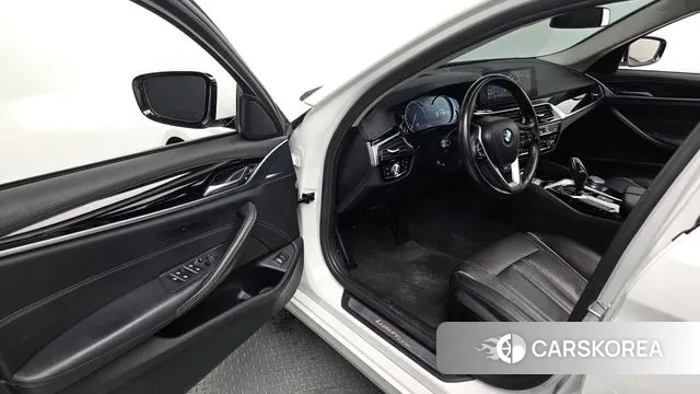 BMW 5 Series (G30) 2018 Белый из Кореи, фото 2