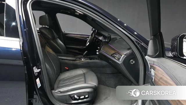 BMW 5 Series (G30) 2018 Черный из Кореи, фото 2