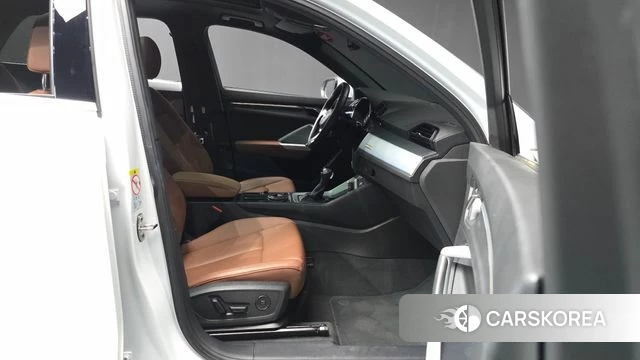 Audi Q3 (F3) 2022 Белый из Кореи, фото 2